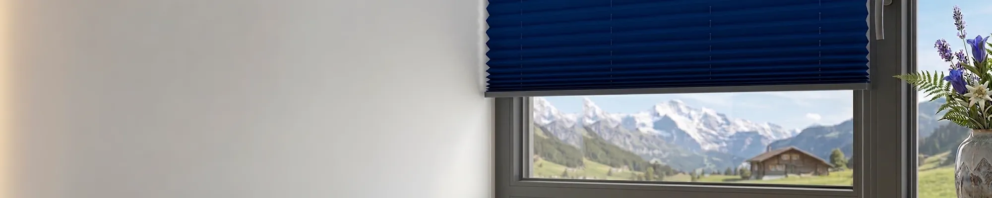 Helles Fenster mit massgefertigtem Plissee